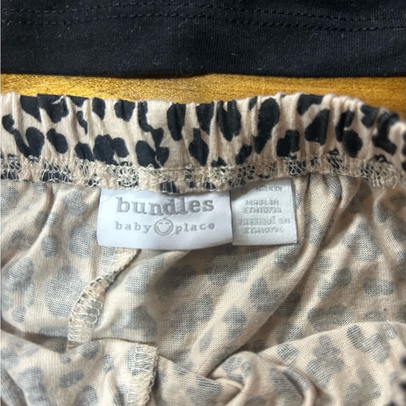 NWOT Bundles Baby Place Outfit, size 9-12 months, smoke free home - Picture 2 of 2